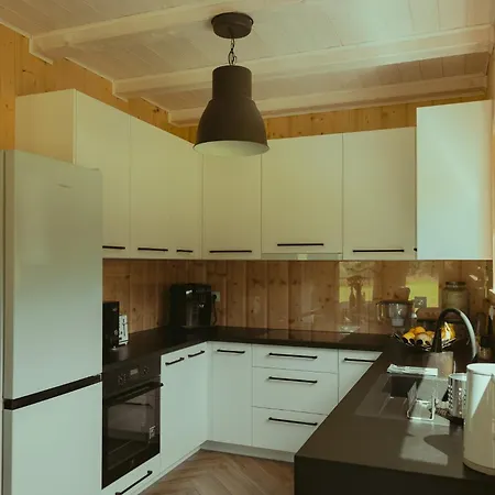 Pod Lasem Bania-sauna 度假居 Poleczyno